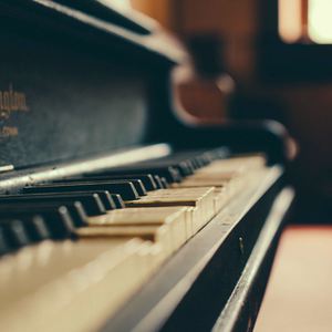 黄色疯狂大奶头玩小鸡巴女人强奸送外买
